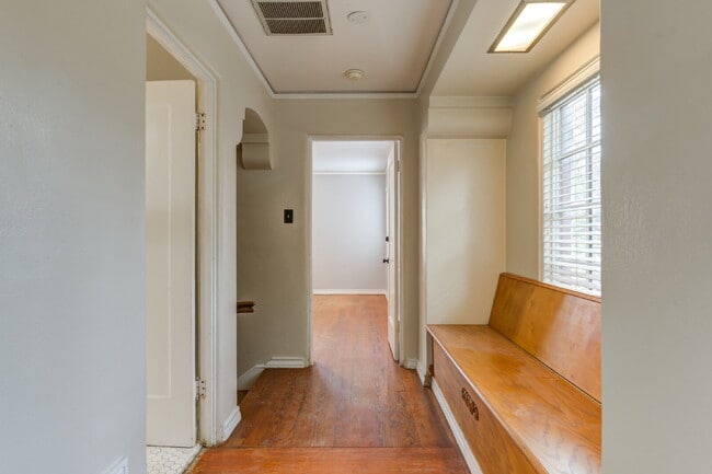 Building Photo - Charming Tuscany Villa block away from TTU