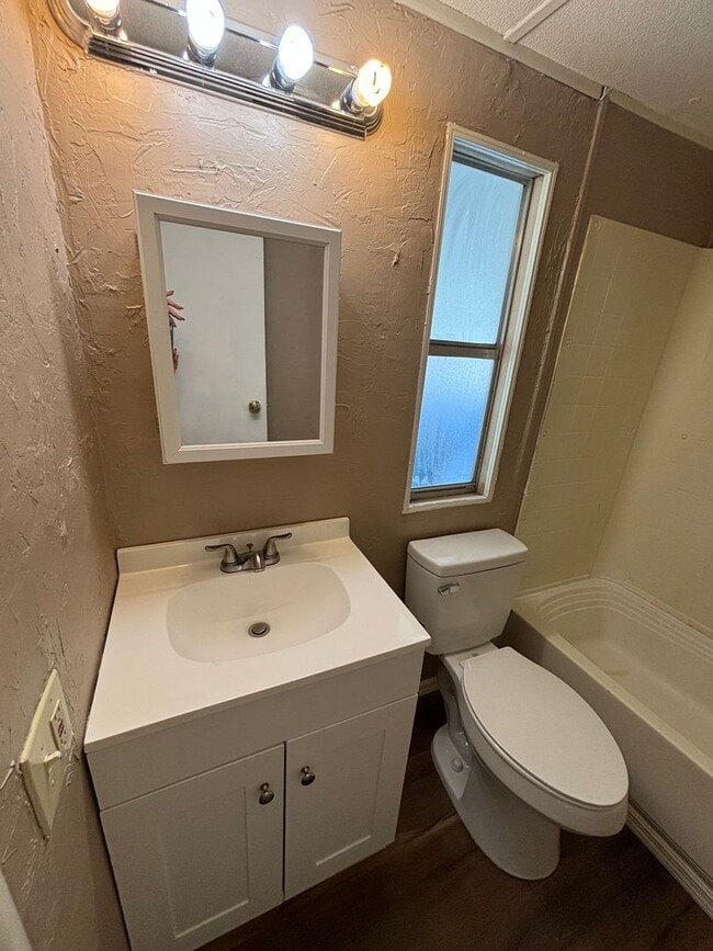 Building Photo - Great home with lots of space!