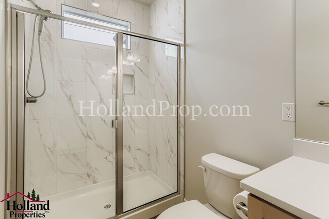 Building Photo - **SPECIAL OFFER $400.00 OFF FIRST MONTH RE...