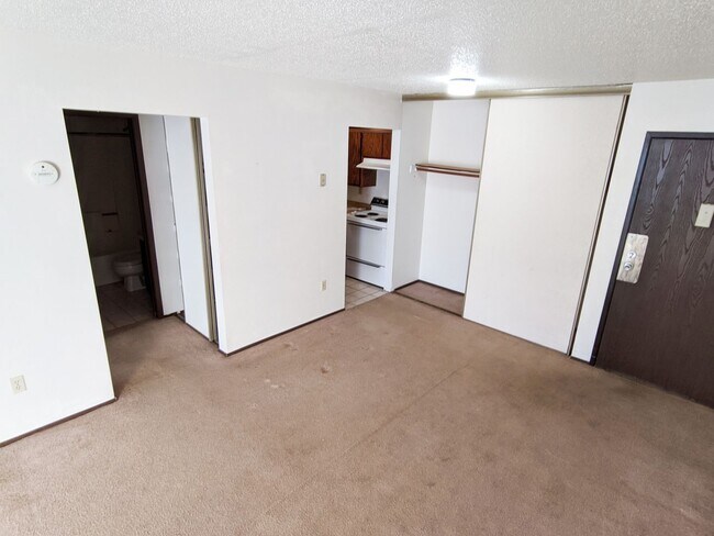 Building Photo - 1 Bedroom 1 bathroom apartment on the seco...