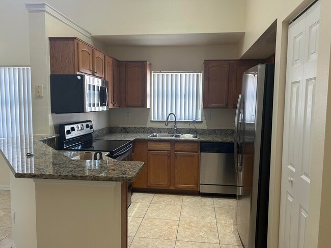 Building Photo - 1687 SE Pomeroy St