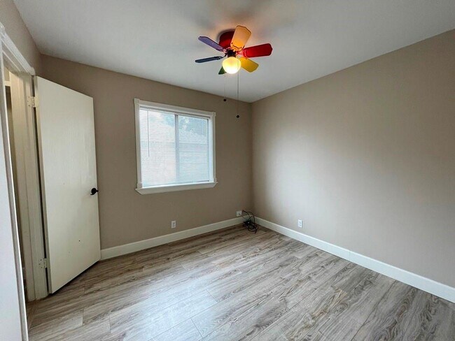 Building Photo - 710 Andover Dr