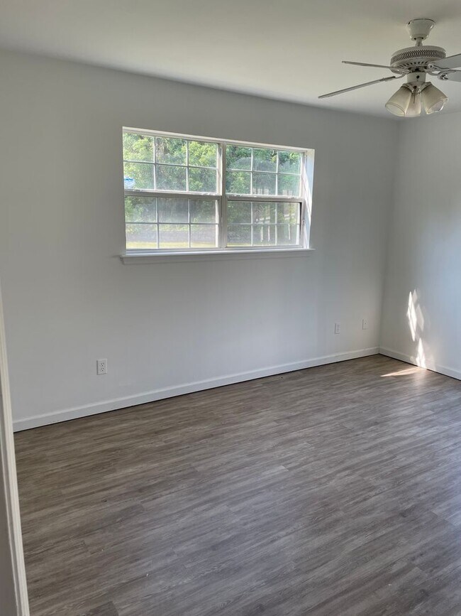 Building Photo - Recently renovated 3/2 on Balkin Rd