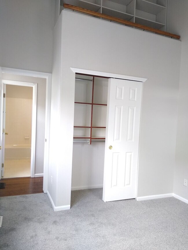 Building Photo - Stunning Highlands Ranch Townhome