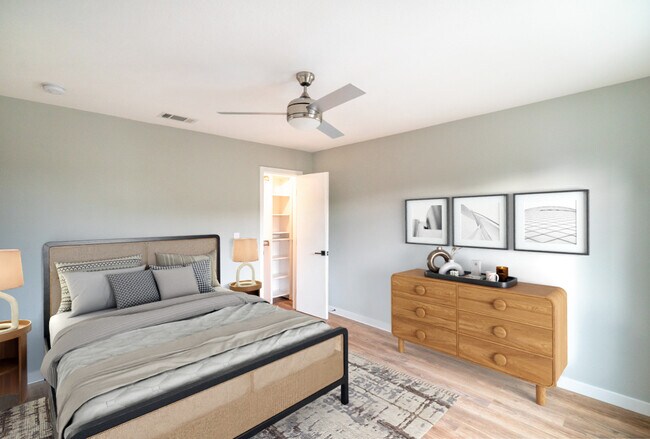 Building Photo - 5847 Willoughby Ave