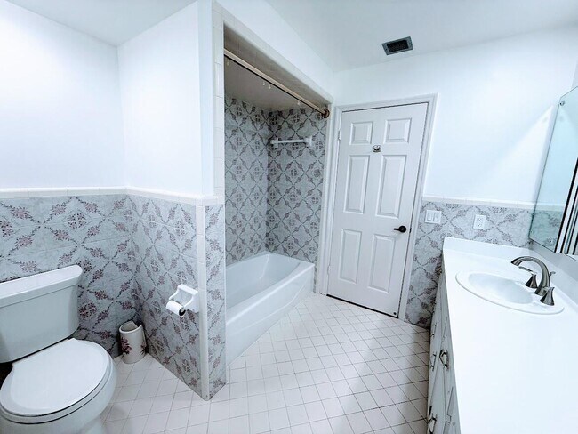 Building Photo - 465 SE Naranja Ave