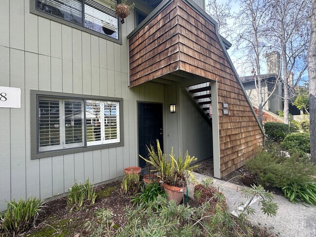 Building Photo - One Bedroom in a Great Community, Excellent Location, with a Pool!