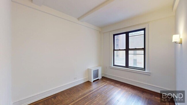 Building Photo - 140 W 55th St