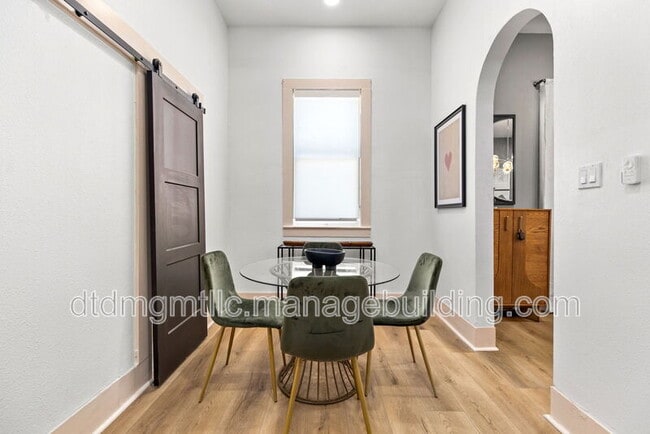 Building Photo - 110 E Craig Pl