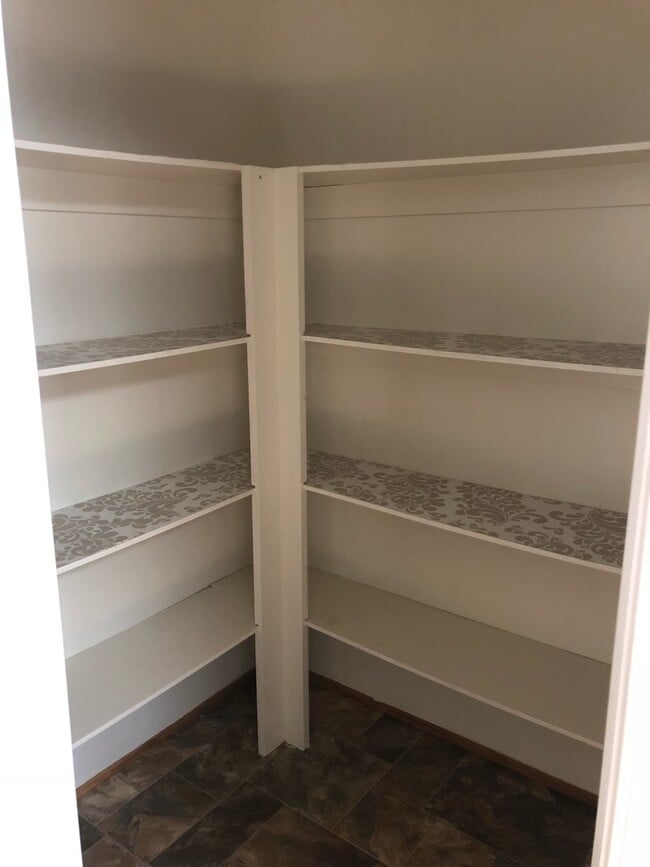 Building Photo - Spacious 3 bedroom home