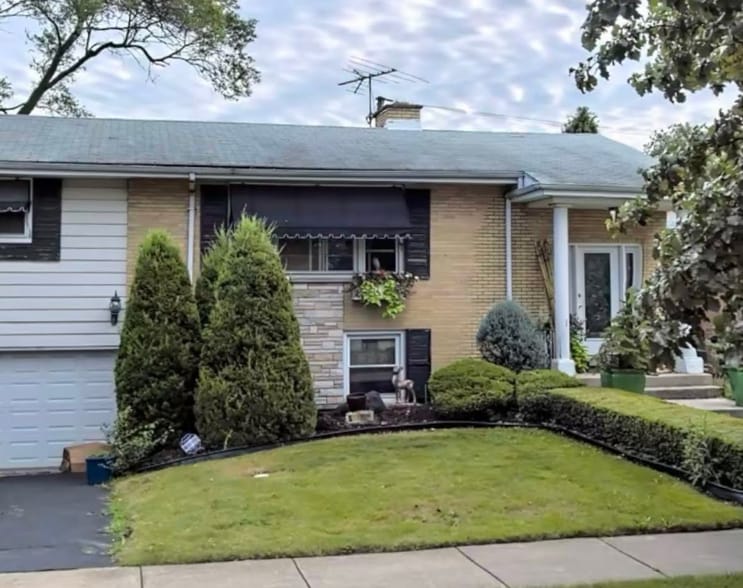 Primary Photo - 7641 S Oconto Ave