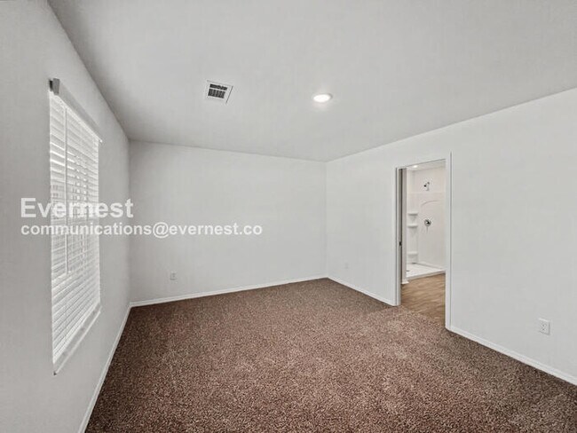 Building Photo - 3 Bed/2 Bath Home with Garage / Pet-Friendly / Vouchers Accepted / Available Now!