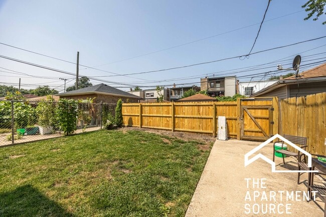 Building Photo - 2118 N Avers Ave