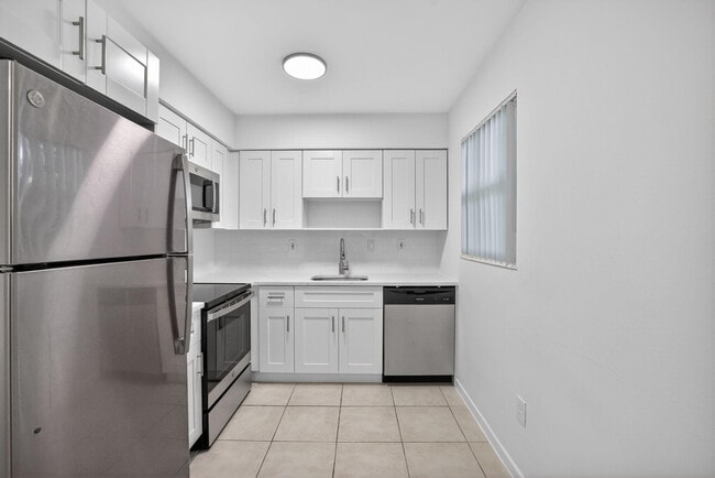 Building Photo - 1821 Middle River Dr