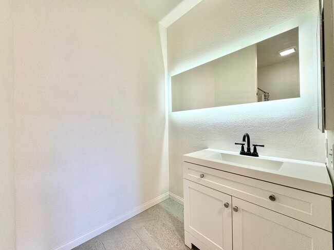 Building Photo - Beautiful 2Bd/2Ba Condo Located in Mira Mesa!