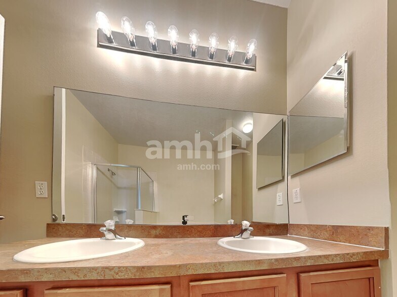 Building Photo - 1216 Maplebrook Dr