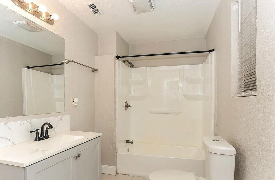 Building Photo - 1012 NE 2nd Ave