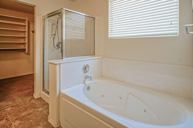 Building Photo - 2045 N Ensenada Cir SE