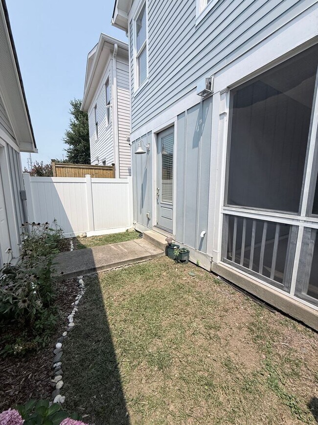 Building Photo - 3 bedroom/2.5 baths