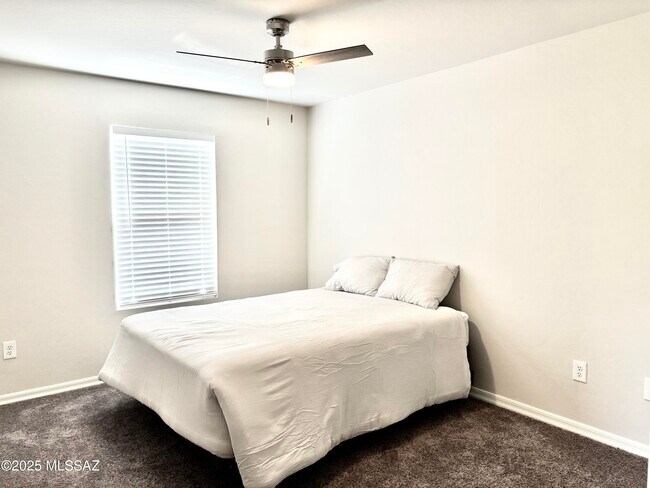 Building Photo - 2732 N Neruda Ln