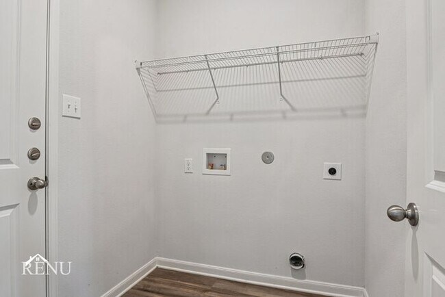 Building Photo - 300 Ridgeland Oak Dr