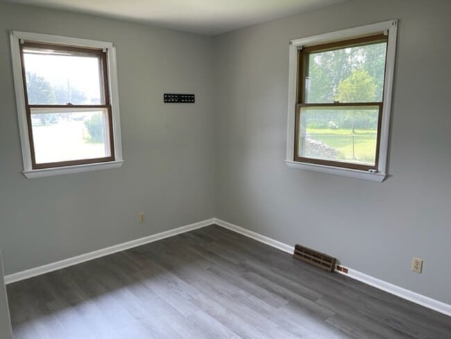 Building Photo - ONTARIO SCHOOLS - 2BR 1BA HALF DUPLEX!