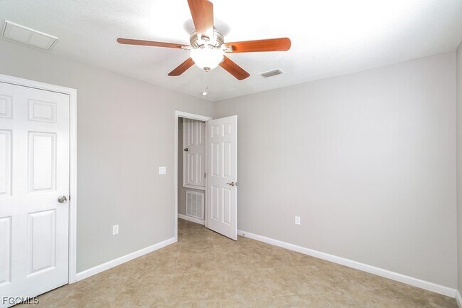 Building Photo - 2556 Traverse Ave