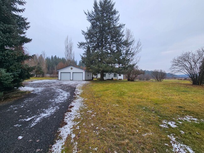 Building Photo - 3710 E Chattaroy Rd