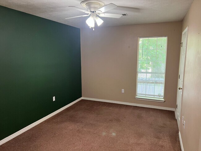 Building Photo - 3 Bed 2 Bath Duplex
