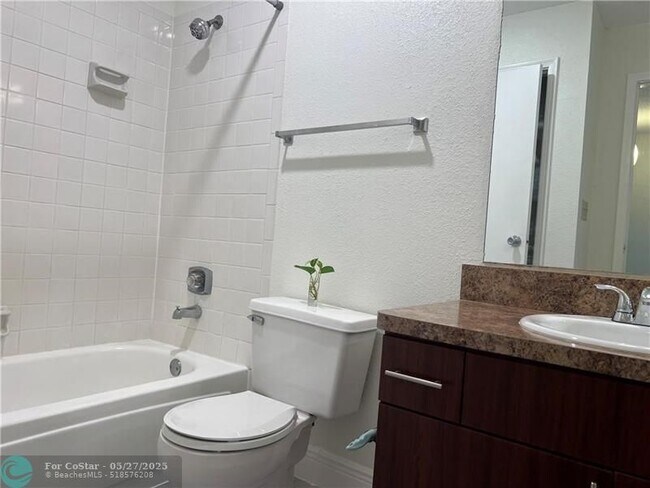 Building Photo - 875 Riverside Dr