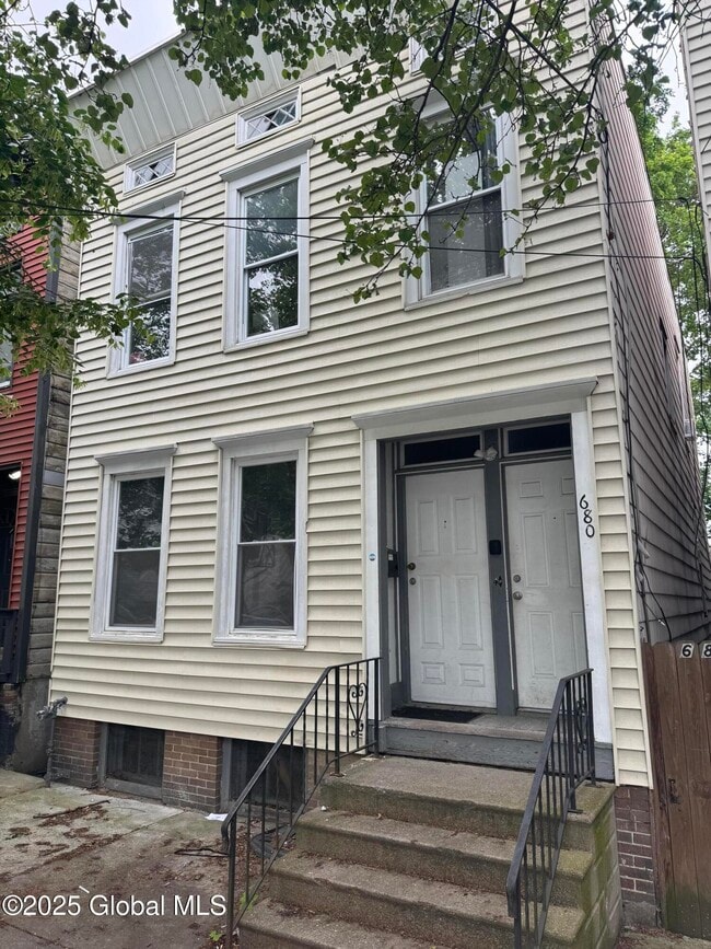 Primary Photo - 680 State St
