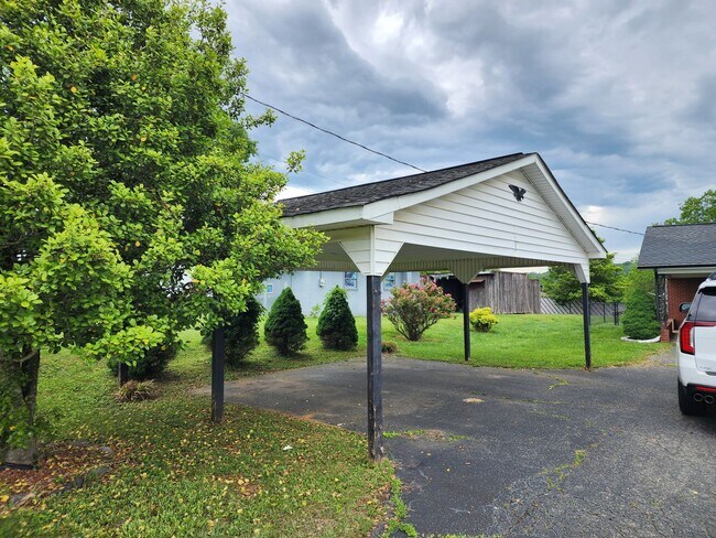 Building Photo - 3 Bed 1 bath Home Mount Airy