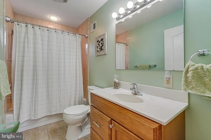 Building Photo - 8651 Cromwell Dr