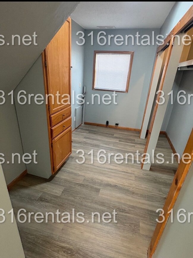 Building Photo - $1050 - 3 bed 1 bath - Single Family Home