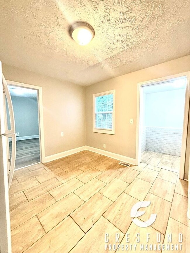 Building Photo - Adorable 2 Bedroom 1 Bathroom Ready for Mo...