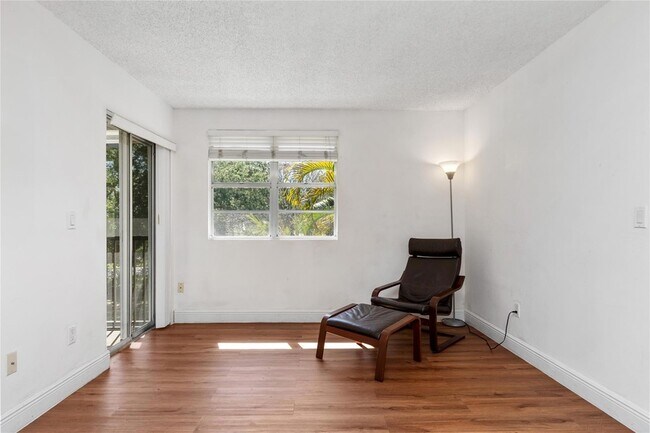 Building Photo - 1237 SW 46th Ave