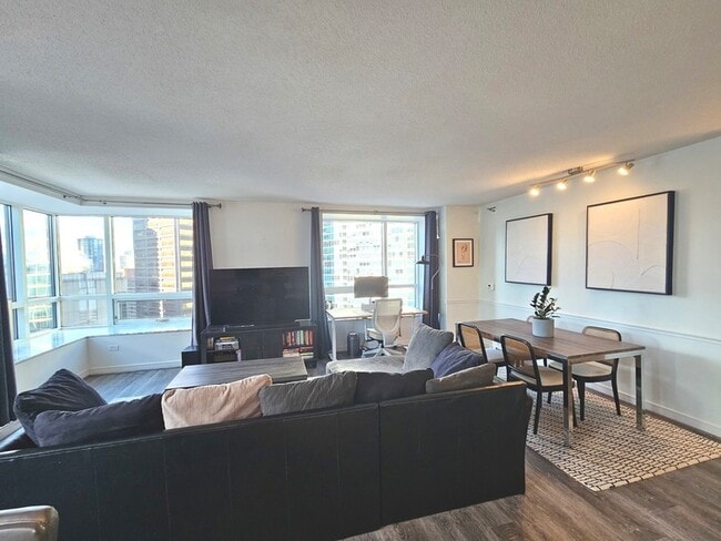 Building Photo - 512 N McClurg Ct