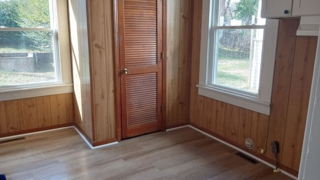 Building Photo - 5 Bedroom 1 Bath Available to Rent for $95...