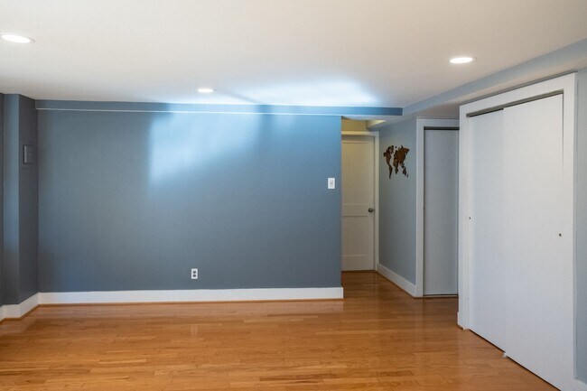 Building Photo - Bright and Peaceful One-Bedroom with Built-Ins and Rooftop Views
