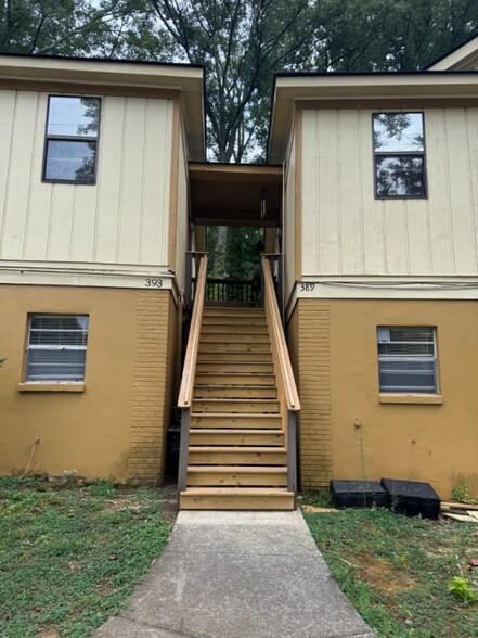 Building Photo - 393 Annie St