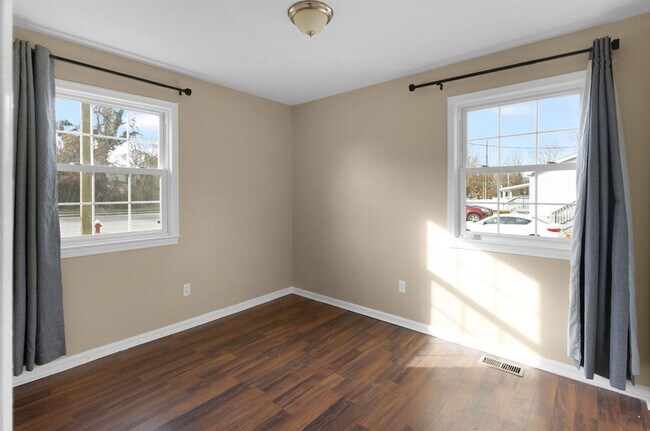 Building Photo - 3 Bed 1 Bath Home for Rent in Hampton!