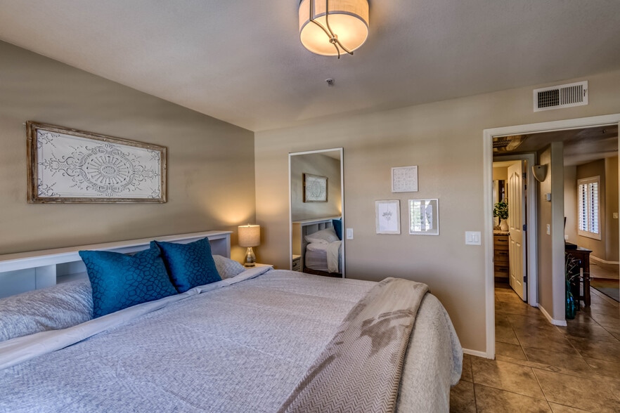 Bedroom and hallway - 5751 N Kolb Rd