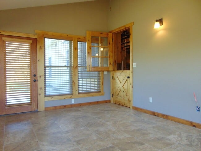 Building Photo - Majestic 3 Bed Mid MO Ranch!
