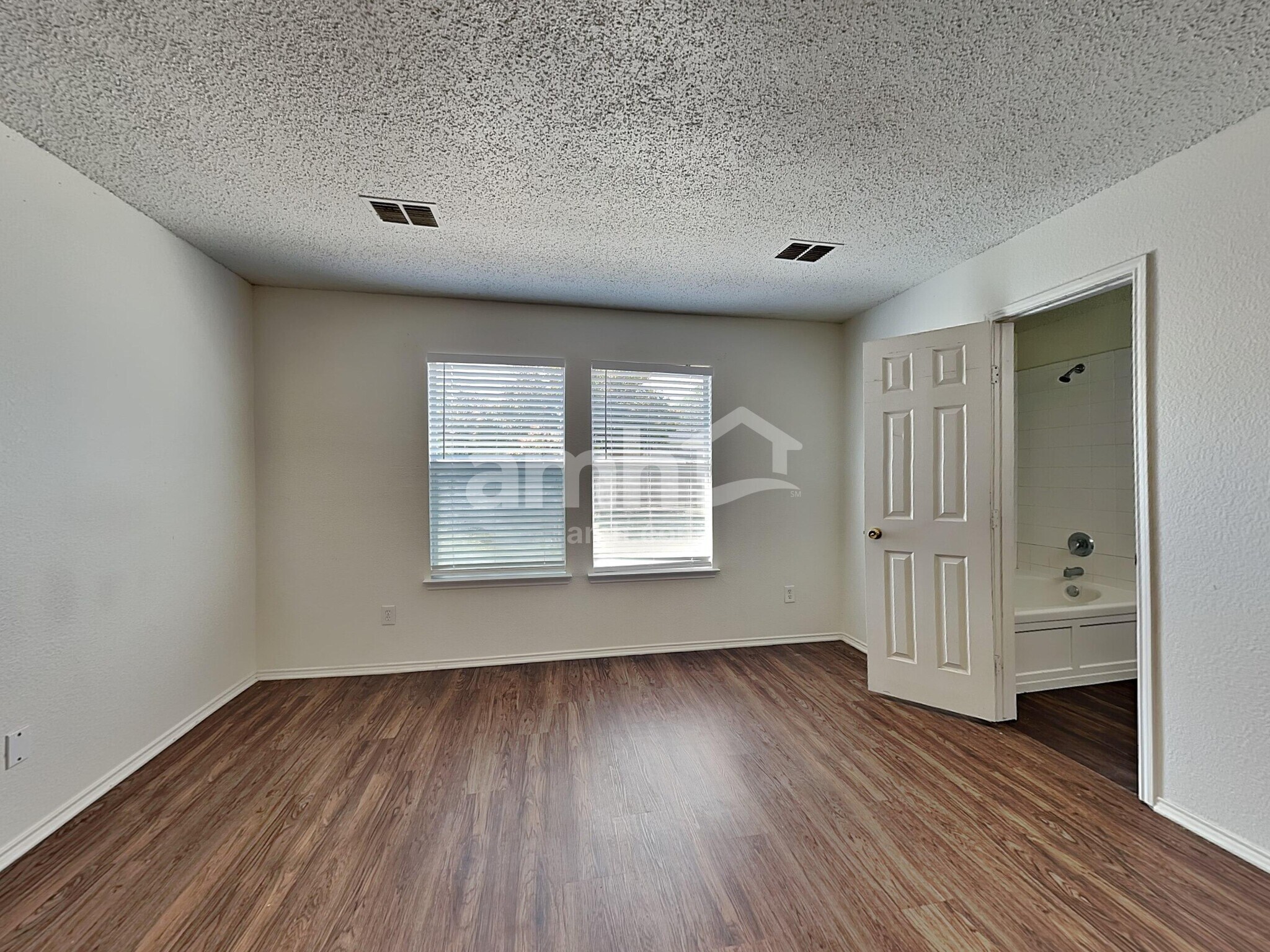 Building Photo - 1601 White Oak Rd