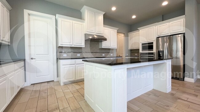 Building Photo - 7005 Golf Club Dr