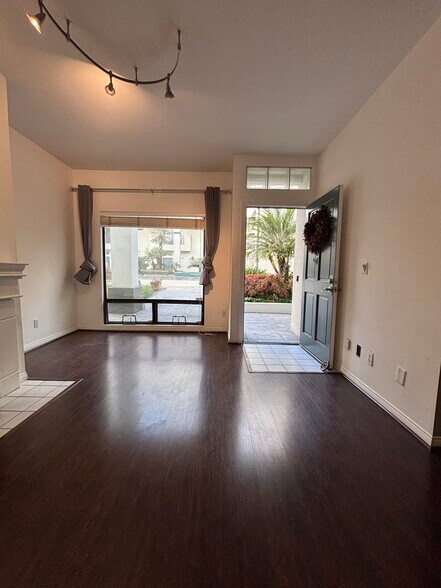 Building Photo - 111 S Oak Knoll Ave