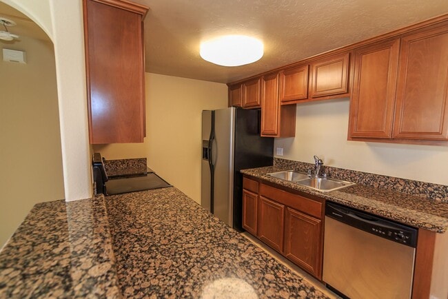 Building Photo - Awesome condo in gated community