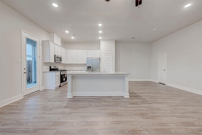 Building Photo - 13410 Sun Cay Dr