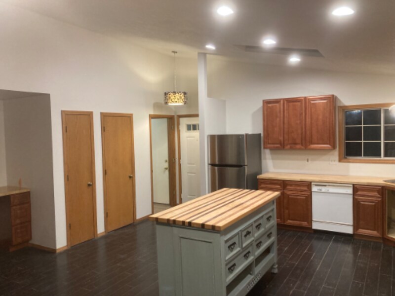 Building Photo - 60637 Devon Cir