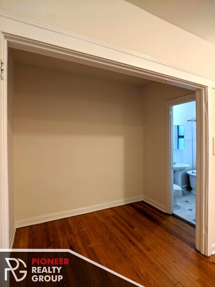 Building Photo - 822 W Waveland Ave